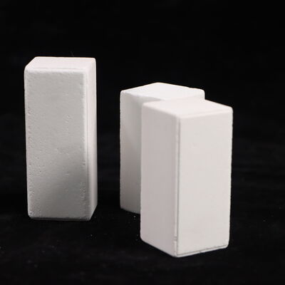 Résistance à l'écrasement à froid supérieure à 90 MPa. Piliers de four composés de mullite de corindon et d'une densité de 2,8 g/cm³, conçus pour la performance dans les systèmes de fours industriels.