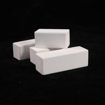 Résistance à l'écrasement à froid supérieure à 90 MPa. Piliers de four composés de mullite de corindon et d'une densité de 2,8 g/cm³, conçus pour la performance dans les systèmes de fours industriels.