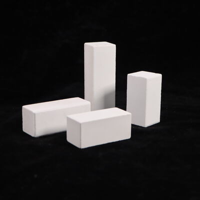 Résistance à l'écrasement à froid supérieure à 90 MPa. Piliers de four composés de mullite de corindon et d'une densité de 2,8 g/cm³, conçus pour la performance dans les systèmes de fours industriels.