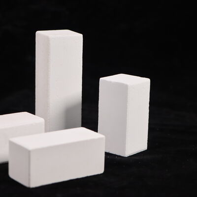 Résistance à l'écrasement à froid supérieure à 90 MPa. Piliers de four composés de mullite de corindon et d'une densité de 2,8 g/cm³, conçus pour la performance dans les systèmes de fours industriels.