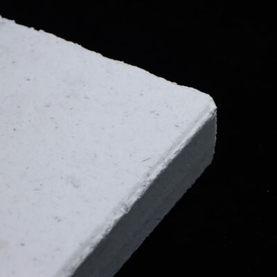 Bonne résistance aux chocs thermiques Corindon étagères de four avec résistance à la température jusqu'à 1700 ° C et épaisseur personnalisée pour les meubles de four