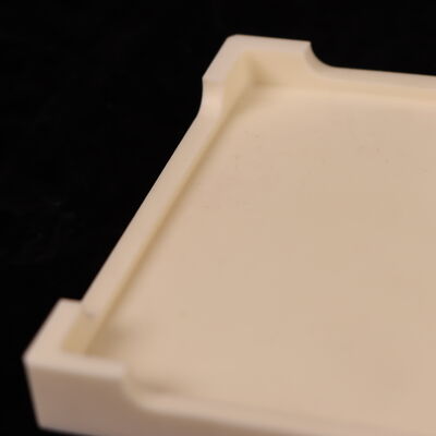 Coefficient de Poisson 0,25 Plateau en céramique d'oxyde d'aluminium. Caractéristiques : résistance diélectrique de 18 à 20 kV par millimètre et résistance à la flexion de 200 à 400 MPa.