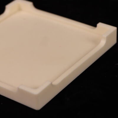 Coefficient de Poisson 0,25 Plateau en céramique d'oxyde d'aluminium. Caractéristiques : résistance diélectrique de 18 à 20 kV par millimètre et résistance à la flexion de 200 à 400 MPa.