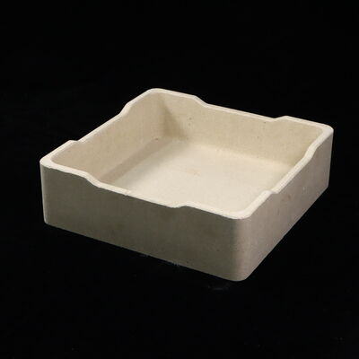 Creuset réfractaire en cordiérite-mullite de forme rectangulaire ou carrée, offrant une haute résistance à l'humidité, parfait pour la cuisson de la céramique et du verre.