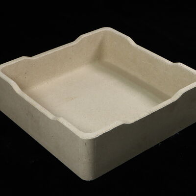 Creuset réfractaire en cordiérite-mullite de forme rectangulaire ou carrée, offrant une haute résistance à l'humidité, parfait pour la cuisson de la céramique et du verre.