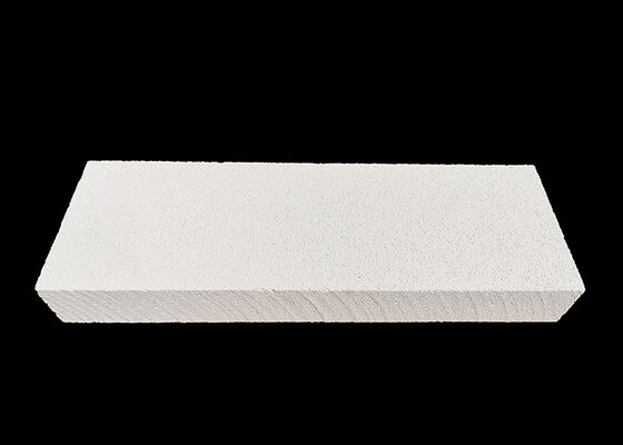 Densité apparente de 0,6 à 1 gramme par centimètre cube. Briques réfractaires offrant une résistance exceptionnelle aux hautes températures pour applications intensives.