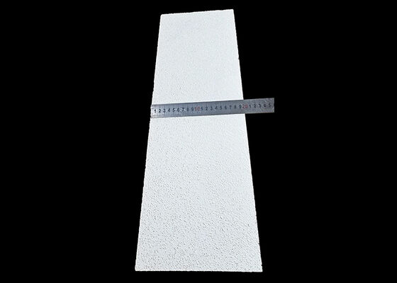 Densité apparente de 0,6 à 1 gramme par centimètre cube. Briques réfractaires offrant une résistance exceptionnelle aux hautes températures pour applications intensives.