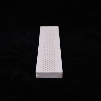 Résistance au choc thermique 250 Céramique de mullite offrant une constante diélectrique de 6 à 7 et une dureté de 7 à 8 Mohs Idéale pour les composants d'isolation électrique