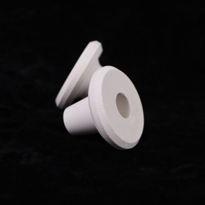 Conductivité thermique de 3,5 à 4,5 W par mètre Kelvin. Céramique de mullite pour applications à haute température et excellente stabilité thermique.