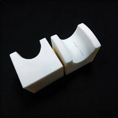 Module de Young 200 à 400 GPa Céramique d'alumine offrant une rigidité diélectrique de 18 à 20 KV/mm pour des composants de haute durabilité