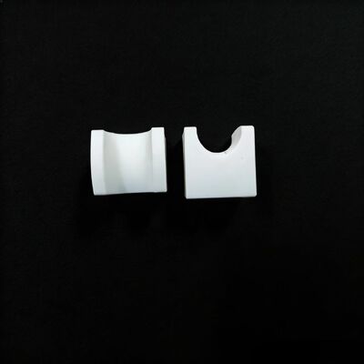 Module de Young 200 à 400 GPa Céramique d'alumine offrant une rigidité diélectrique de 18 à 20 KV/mm pour des composants de haute durabilité