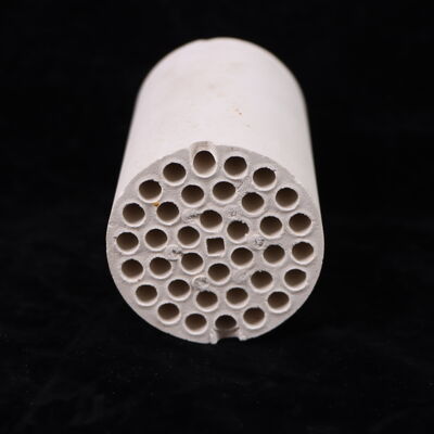 Densité de 3,75 à 3,9 grammes par centimètre cube Oxyde d'aluminium Céramique Résistance à la compression supérieure à 3000 MPa Résistance à la flexion de 200 à 400 MPa