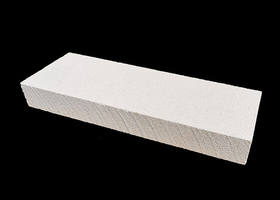 Densité apparente de 0,6 à 1 gramme par centimètre cube. Briques réfractaires offrant une résistance exceptionnelle aux hautes températures pour applications intensives.