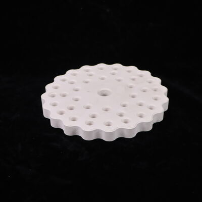 Conductivité thermique 3,5 à 4,5 watts par mètre Kelvin Mullite céramique avec un coefficient de dilatation thermique de 4,5 à 5,5 fois 10 à la moins 6 par Kelvin et une porosité inférieure à 15%